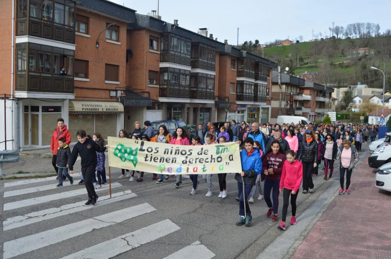 Los niños encabezaron la caminata reivindicativa, que partió del Ayuntamiento de Tineo. 