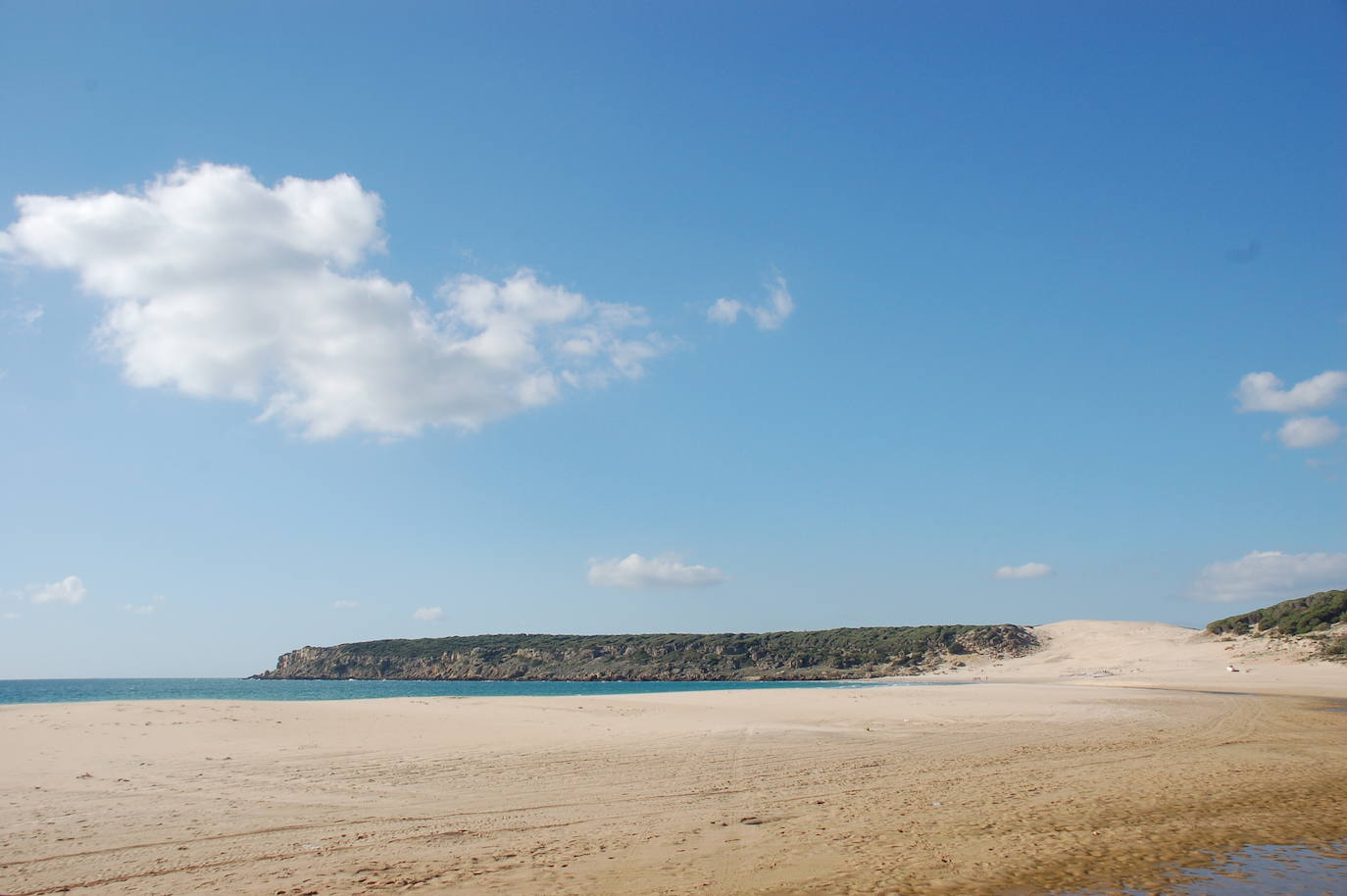 Tarifa (Cádiz, Andalucía) | Es uno de los destinos por excelencia para surferos y amantes de los días de playa, pero también uno de los más bonitos para ver en pareja. En sus callejuelas puedes encontrar ambiente relajado o festivo y sus costas regalan vistas a África. 