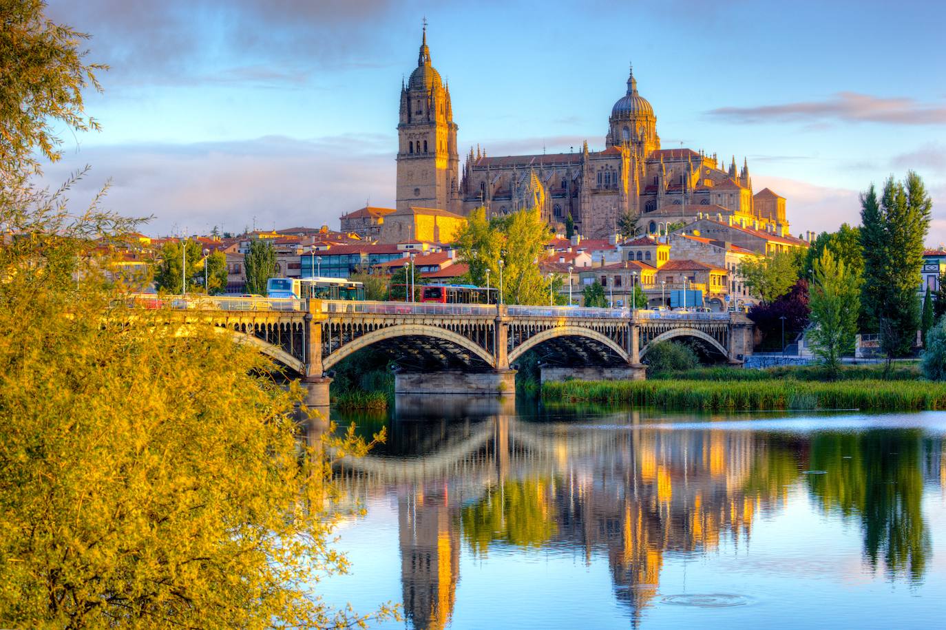 Salamanca (Castilla y León) | Patrimonio de la UNESCO, esta ciudad es una escapada perfecta para los amantes de la arquitectura y la gastronomía. 