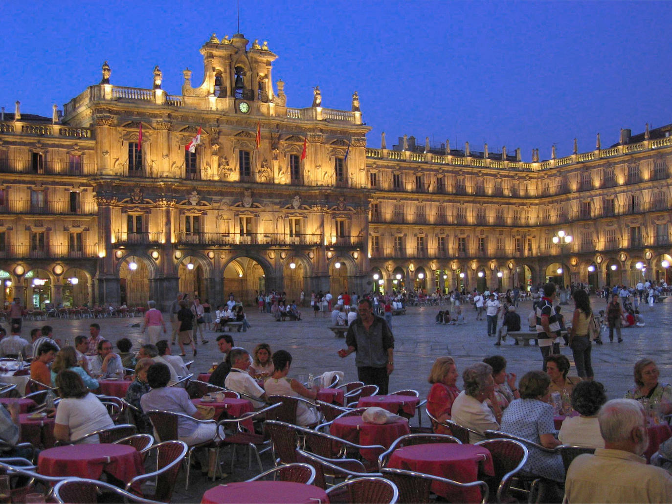 Salamanca (Castilla y León) | Patrimonio de la UNESCO, esta ciudad es una escapada perfecta para los amantes de la arquitectura y la gastronomía. 