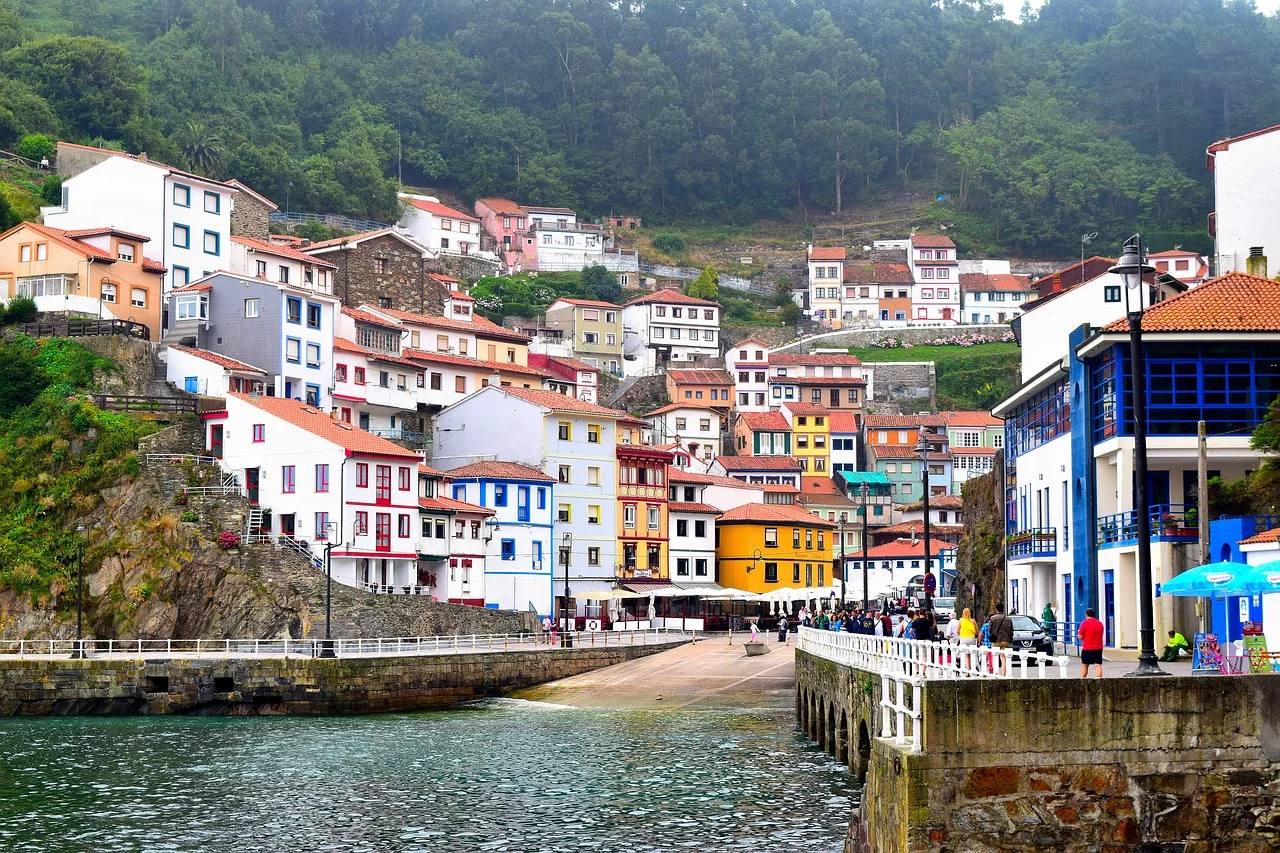 Cudillero (Asturias) | Un llamativo y acogedor pueblo asturiano perfecto para planes más relajados, como un romántico paseo por sus coloridas calles para ver el atardecer o cenar junto al mar. 