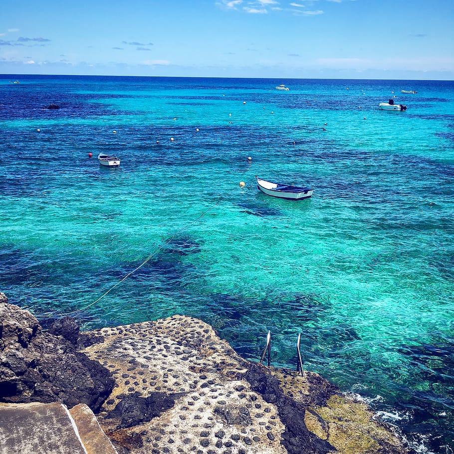 Lanzarote (Islas Canarias) | Como un escenario de película, con playas de ensueño, pueblos blancos y volcanes por visitar, es un lugar mágico que visitar con tu pareja.