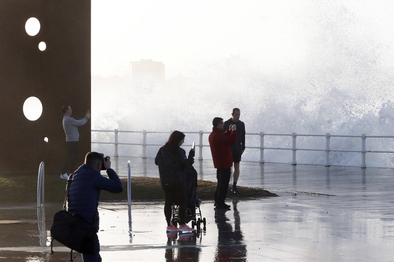 La boya del puerto de Gijón registró olas de ocho metros y la costa de la región permanece en alerta naranja.