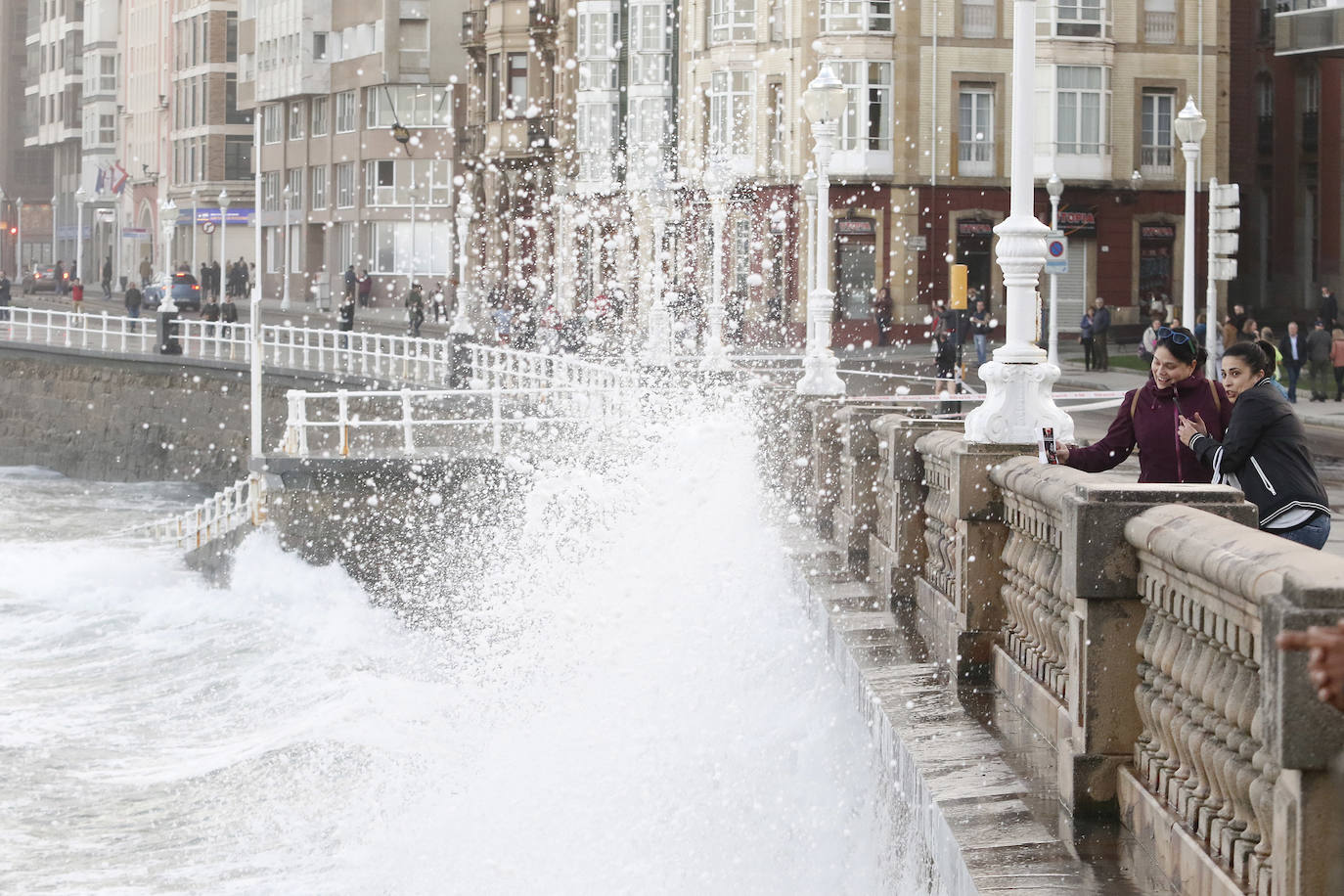 La boya del puerto de Gijón registró olas de ocho metros y la costa de la región permanece en alerta naranja.