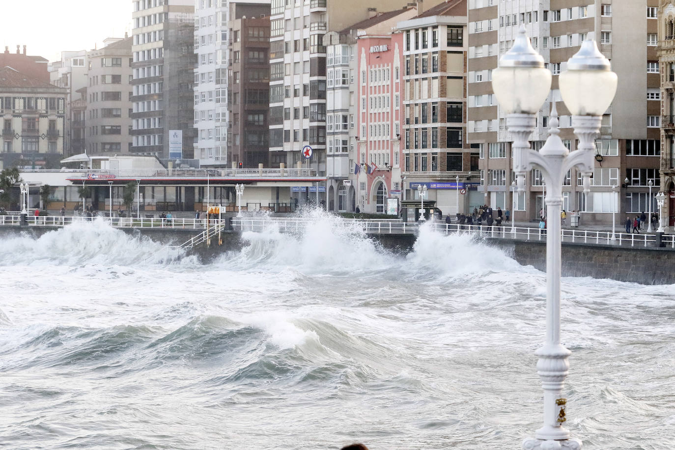 La boya del puerto de Gijón registró olas de ocho metros y la costa de la región permanece en alerta naranja.