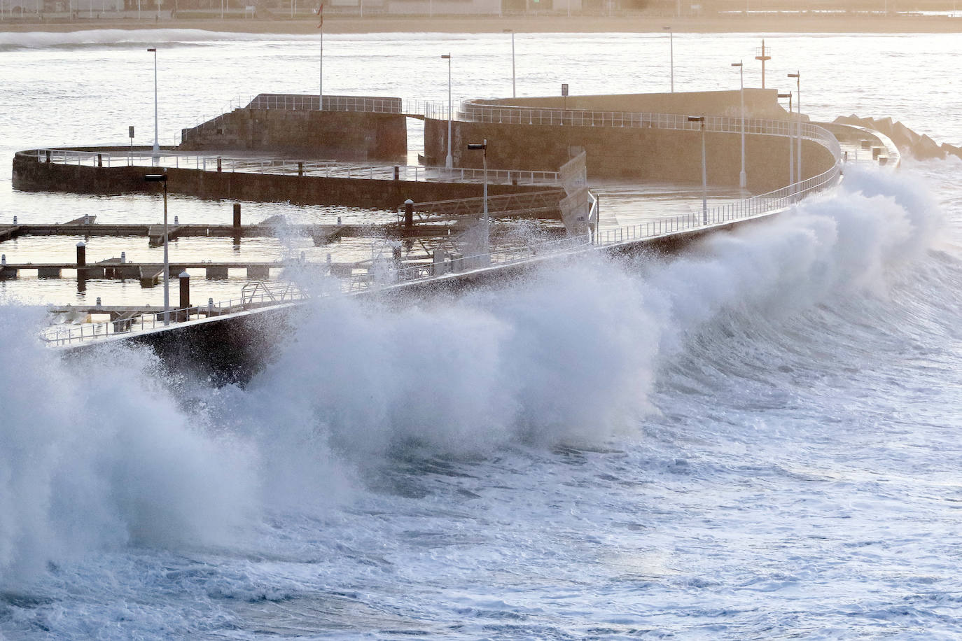 La boya del puerto de Gijón registró olas de ocho metros y la costa de la región permanece en alerta naranja.