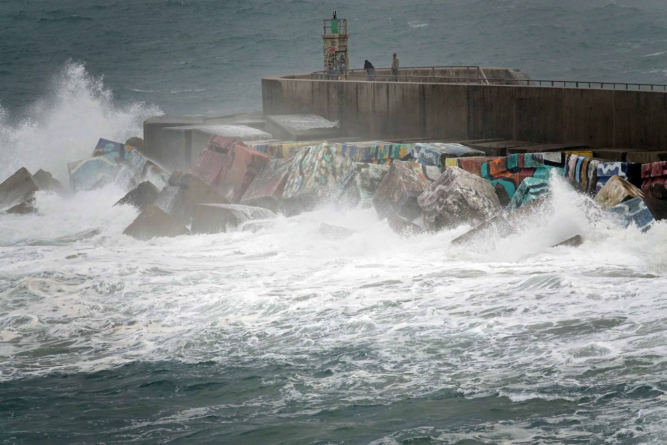 La boya del puerto de Gijón registró olas de ocho metros y la costa de la región permanece en alerta naranja.