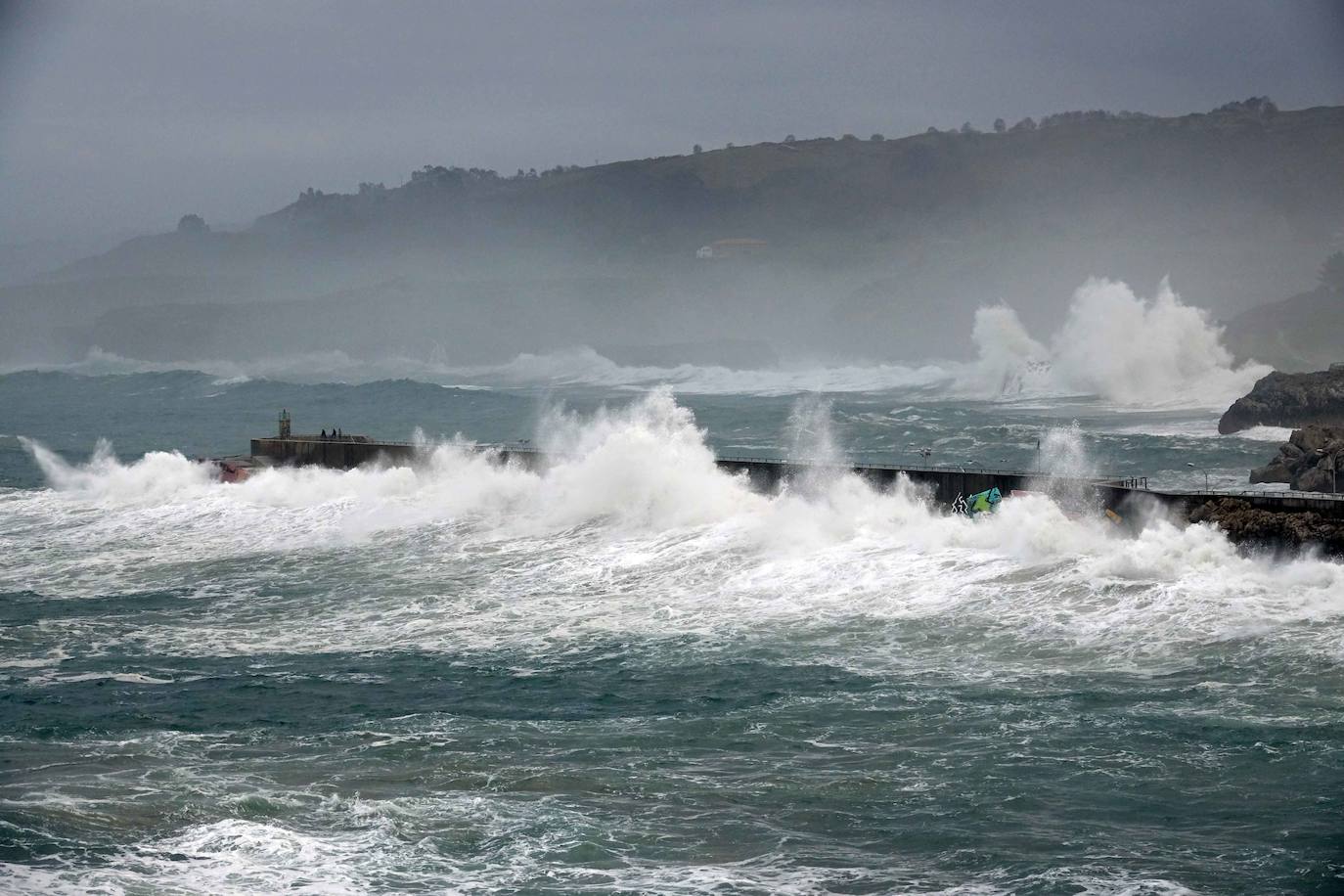 La boya del puerto de Gijón registró olas de ocho metros y la costa de la región permanece en alerta naranja.