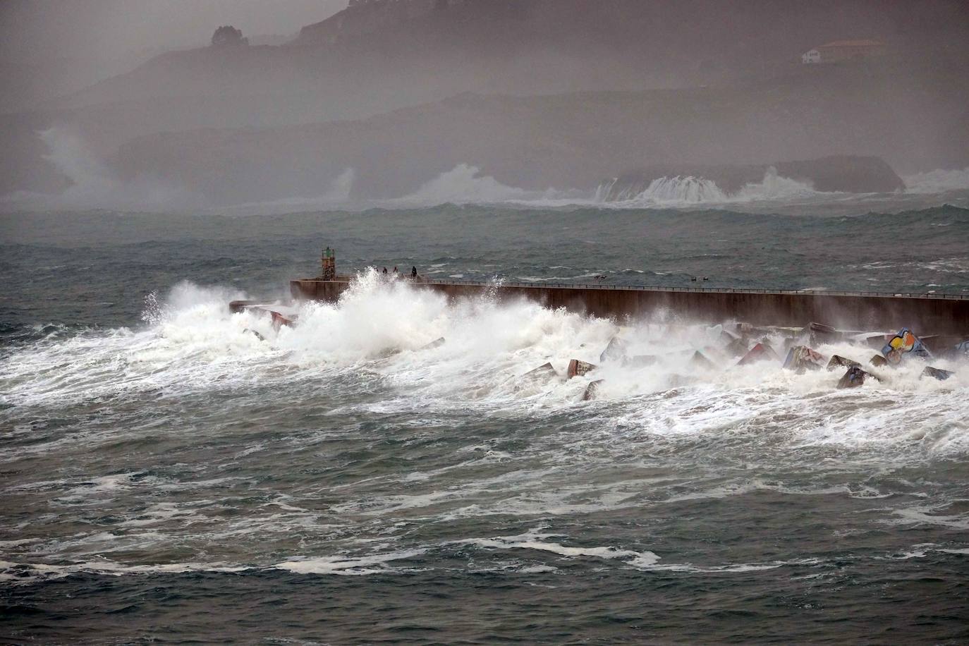 La boya del puerto de Gijón registró olas de ocho metros y la costa de la región permanece en alerta naranja.