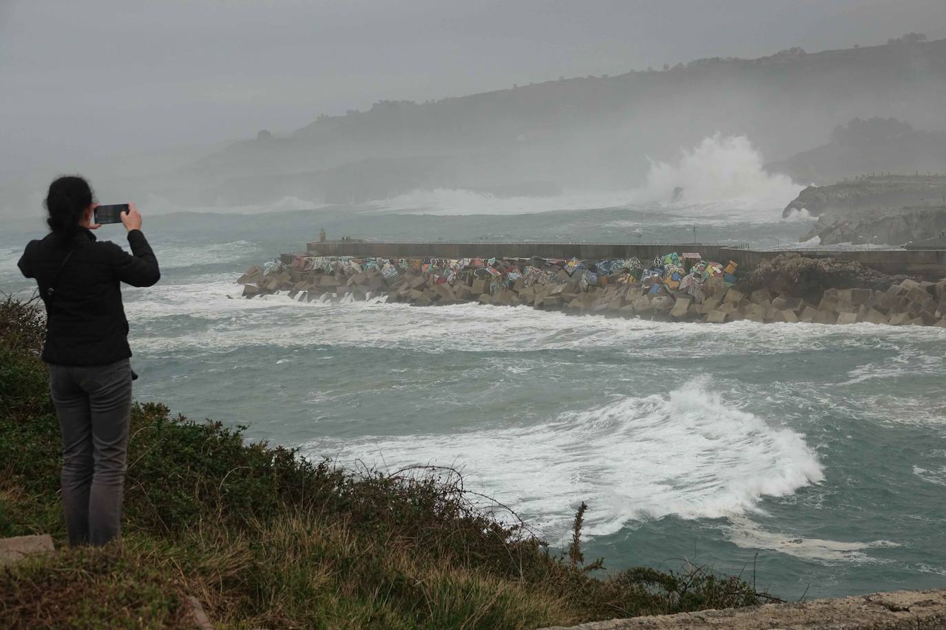 La boya del puerto de Gijón registró olas de ocho metros y la costa de la región permanece en alerta naranja.