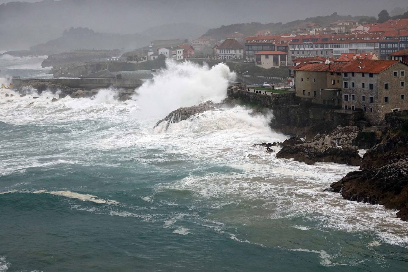 La boya del puerto de Gijón registró olas de ocho metros y la costa de la región permanece en alerta naranja.