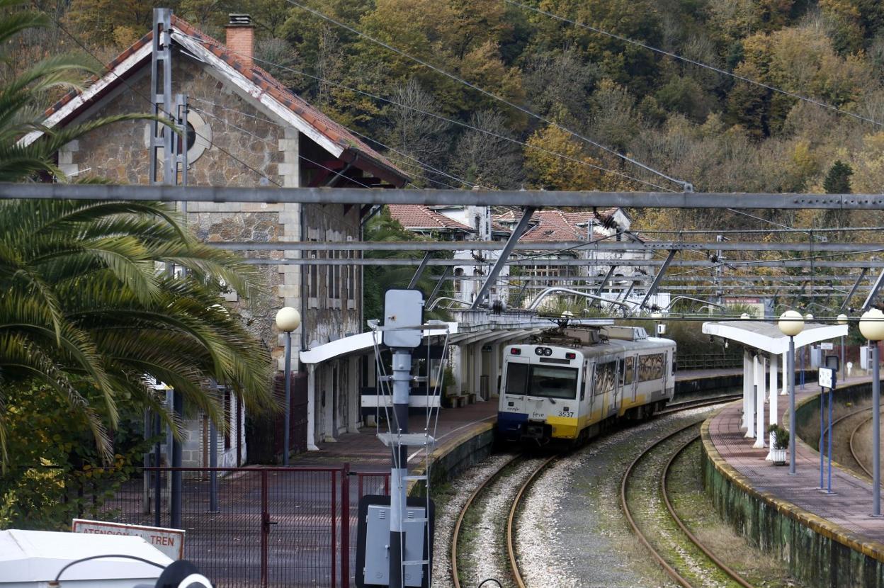 Un tren de Feve en la estación de cercanías de Trubia . 