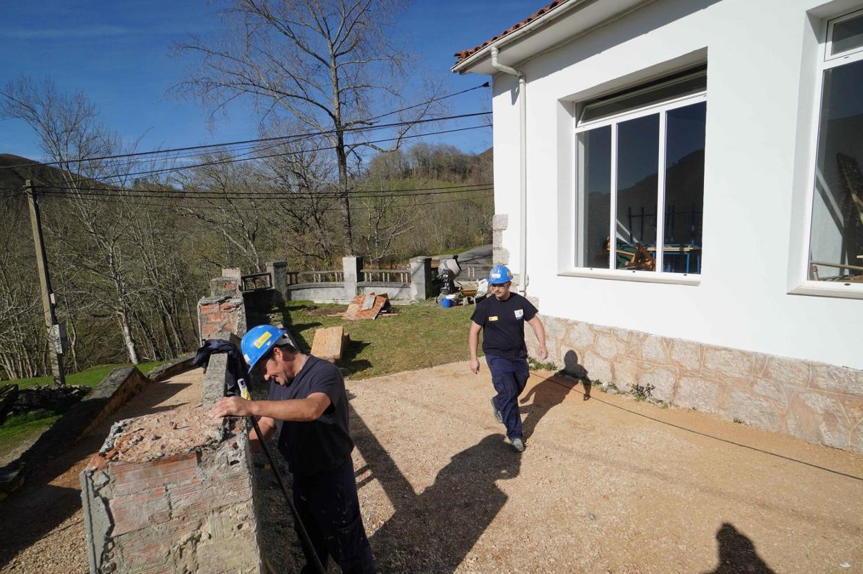 Alumnos del taller de empleo, ayer en La Robellada. 