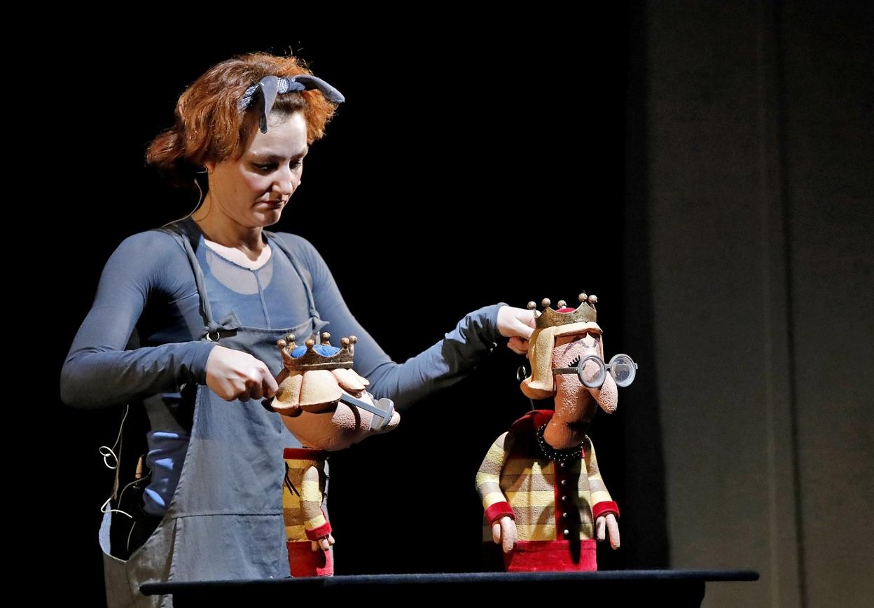 El príncipe y la reina, los dos títeres protagonistas de 'El Princi-pato'. 