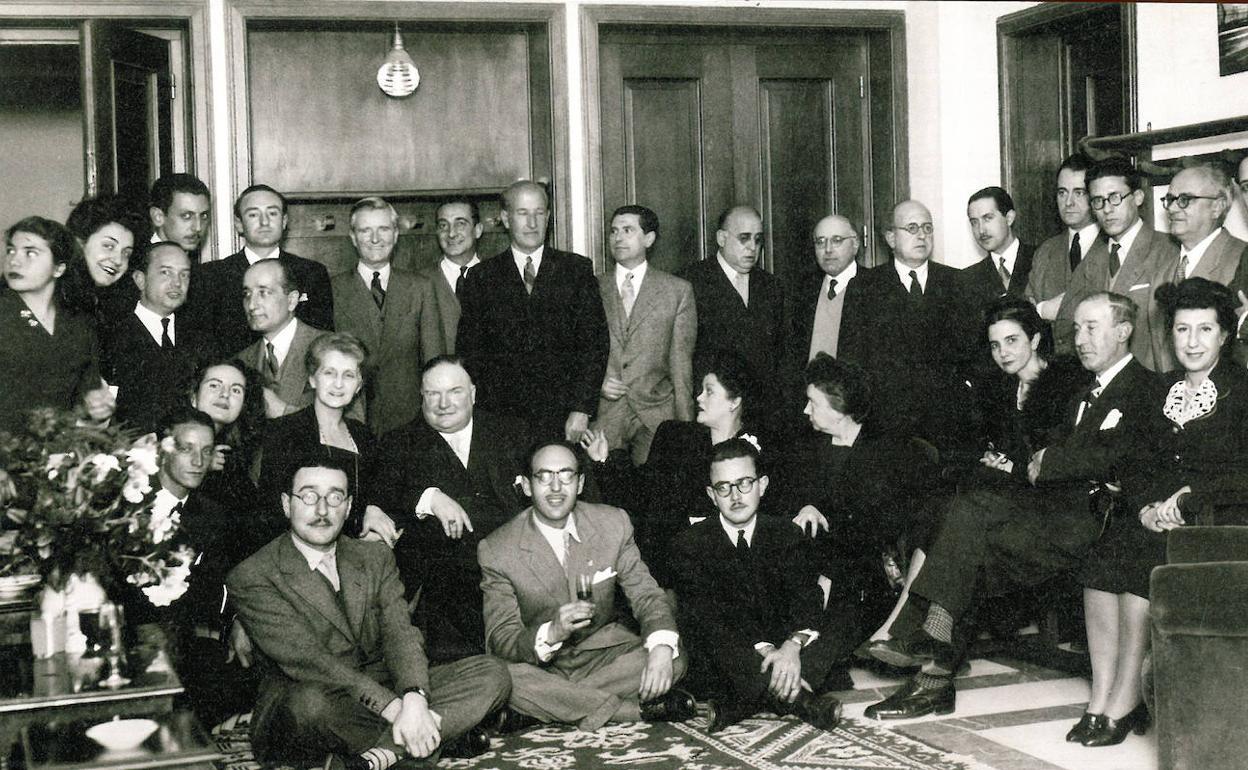 Aleixandre, en el centro, junto a Gregorio Prieto y otras personalidades literarias en 1947 en el Instituto Británico. 