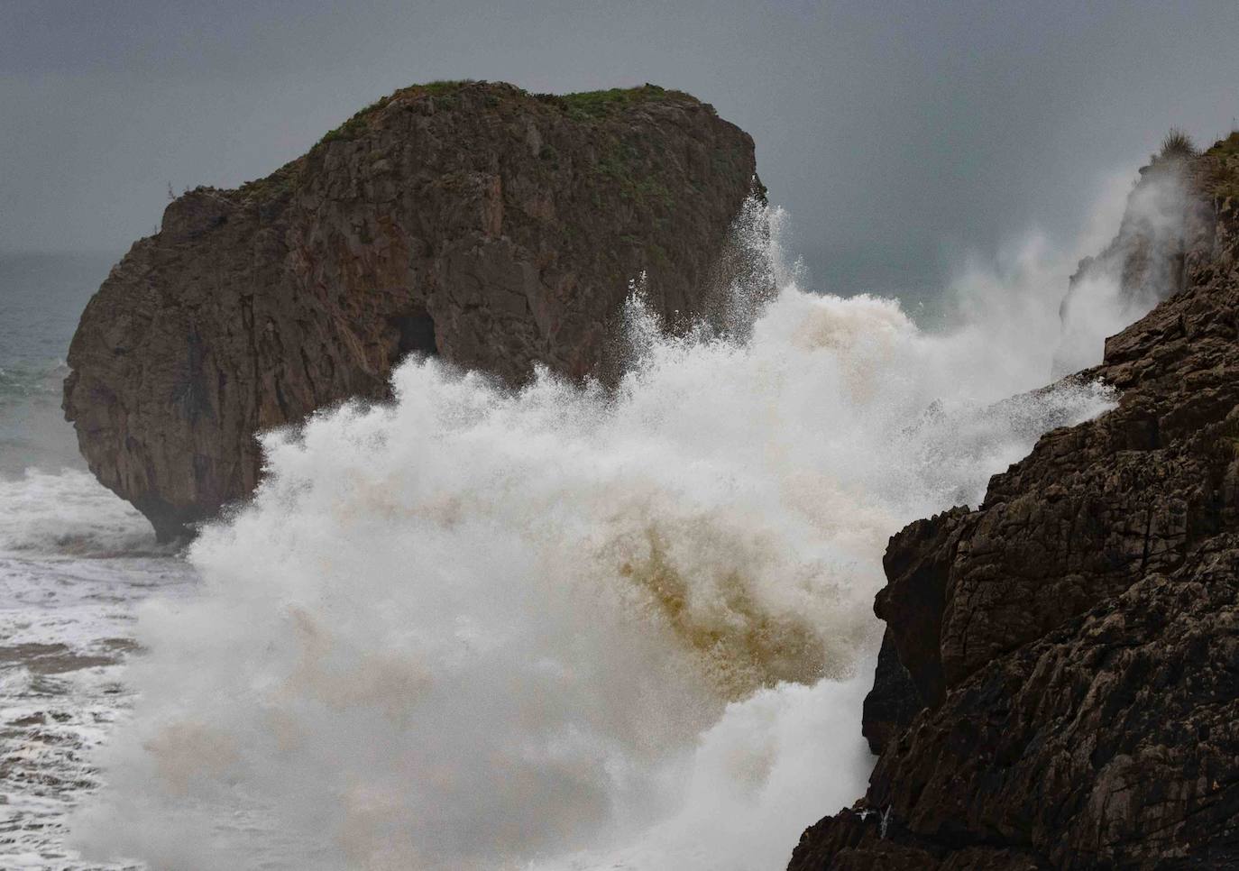 Fotos: Las imágenes que deja el fuerte oleaje en Asturias