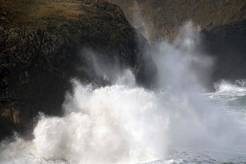 Fotos: Las imágenes que deja el fuerte oleaje en Asturias