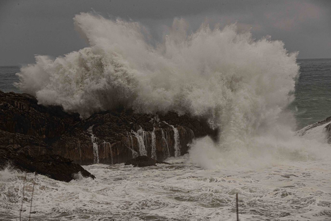 Fotos: Las imágenes que deja el fuerte oleaje en Asturias