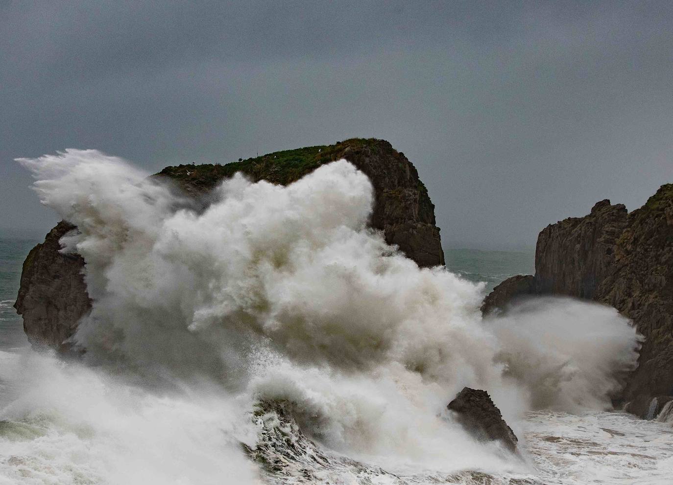 Fotos: Las imágenes que deja el fuerte oleaje en Asturias