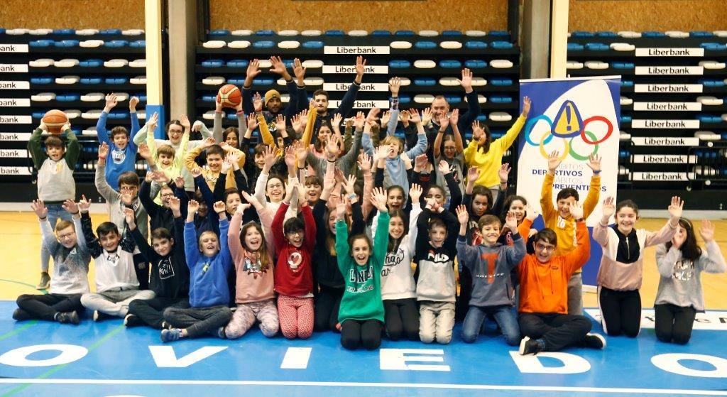 Un grupo de niños acudió este miércoles a las instalaciones del Oviedo Baloncesto para recibir una charla sobre riesgos laborales a la que también asistieron algunos jugadores del club. Tras la misma, los pequeños pudieron conversar con los jugadores y trasladarles preguntas. 