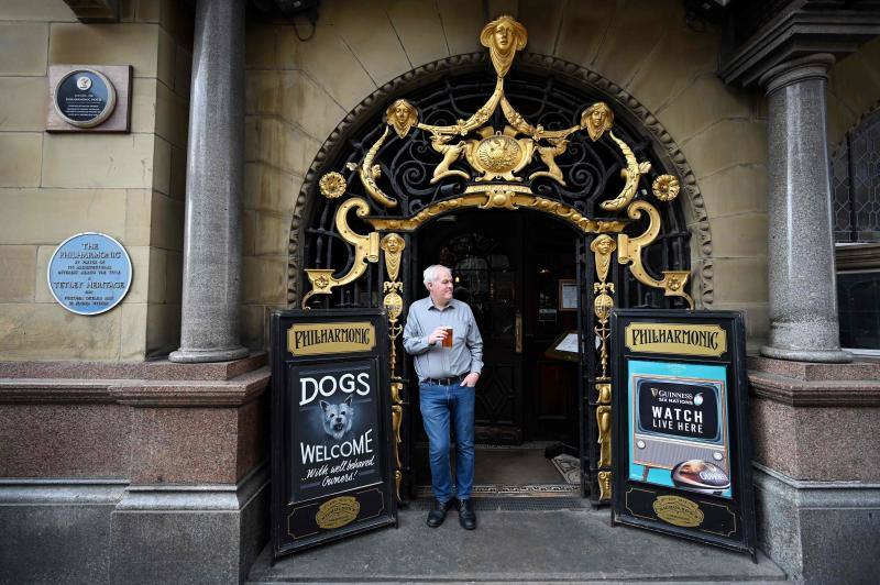 'The Phil', uno de los lugares favoritos de The Beatles, fue construido en 1898 por el arquitecto Walter W Thomas durante la 'edad de oro' de la construcción de 'pubs' victorianos, y destaca por su exuberante exterior de piedra y su decoración interior. 