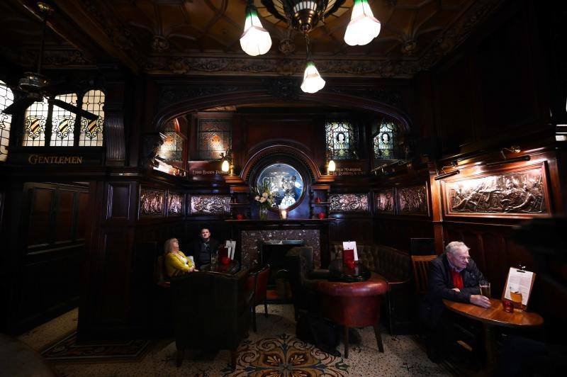 'The Phil', uno de los lugares favoritos de The Beatles, fue construido en 1898 por el arquitecto Walter W Thomas durante la 'edad de oro' de la construcción de 'pubs' victorianos, y destaca por su exuberante exterior de piedra y su decoración interior. 