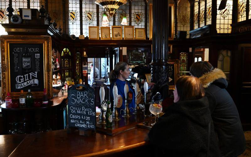 'The Phil', uno de los lugares favoritos de The Beatles, fue construido en 1898 por el arquitecto Walter W Thomas durante la 'edad de oro' de la construcción de 'pubs' victorianos, y destaca por su exuberante exterior de piedra y su decoración interior. 