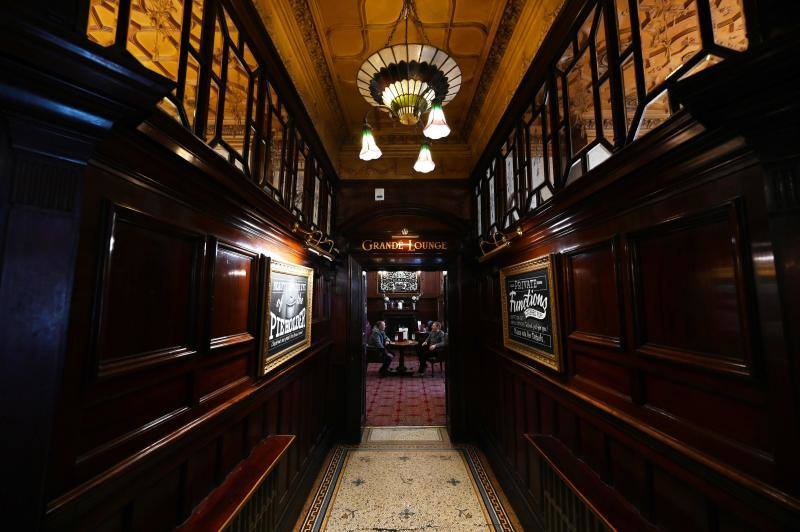 'The Phil', uno de los lugares favoritos de The Beatles, fue construido en 1898 por el arquitecto Walter W Thomas durante la 'edad de oro' de la construcción de 'pubs' victorianos, y destaca por su exuberante exterior de piedra y su decoración interior. 