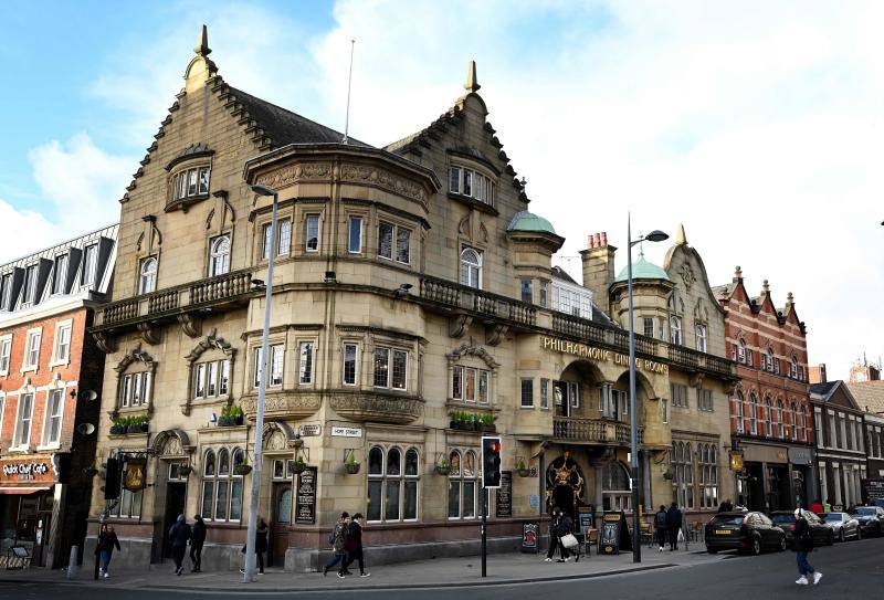 'The Phil', uno de los lugares favoritos de The Beatles, fue construido en 1898 por el arquitecto Walter W Thomas durante la 'edad de oro' de la construcción de 'pubs' victorianos, y destaca por su exuberante exterior de piedra y su decoración interior. 
