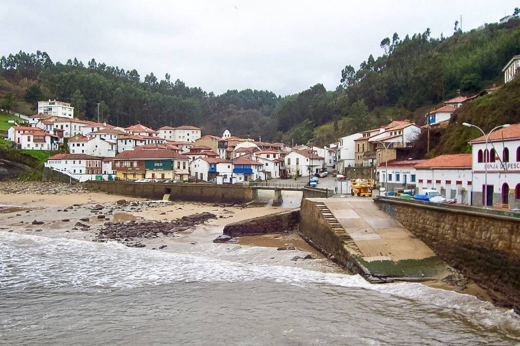 Tazones es el único puerto asturiano con carácter imperial y que forma parte de las rutas imperiales de Carlos V en Europa y es que este coqueto y pequeño puerto ubicado en las inmediaciones de la ría de Villaviciosa fue lo primero que conoció el emperador Carlos V en su primer viaje a la Península, en setiembre de 1517