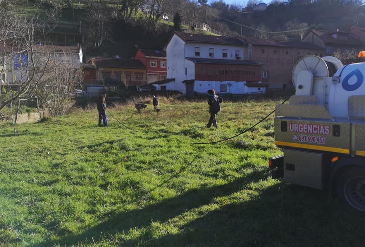 Los técnicos actuaron sobre la zona afectada en Bimenes. 