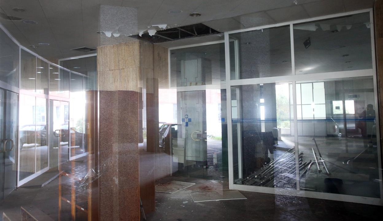 Uno de los techos del atrio, el edificio situado encima de Urgencias, se ha desprendido tras cinco años sin uso. 