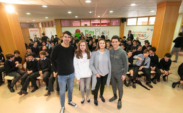 Galería. Visita de los jugadores azules Champagne y Nieto al colegio Los Robles. 