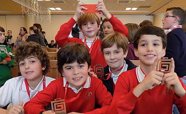 Martín Zarza, Mateo Díaz, Eloy Oro, Alejandro Fernández y, detrás, Saúl Díez, campeones sub 10. 