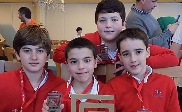 Miguel Zarza, Manuel Puebla, Martín García y, detrás, Pablo Amado, campeones sub 14. 