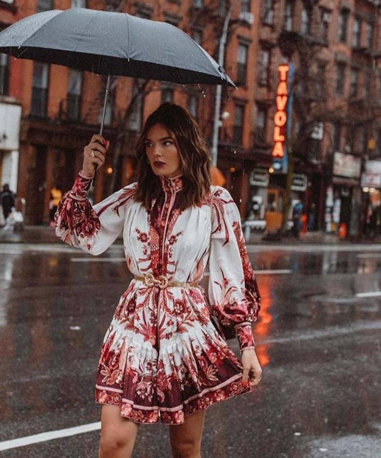 La Semana de la Moda de Nueva York ha estado marcada por los mejores desfiles, pero también por el temporal de lluvia al que se tuvieron que enfrentar los asistentes a las diferentes pasarelas de otoño-invierno 2020 que han tenido lugar esta semana. Un temporal que ha hecho que muchas de las celebridades e influencers que se acercaron a estos desfiles hayan optado por looks repletos de capas, estilismos con traje, gabardina y en ocasiones con paraguas incluido. Aún así, el mal tiempo no ha evitado que los colores llamativos y los estampados hayan marcado gran parte de los looks urbanos que se han visto por las calles de Nueva York esta edición. Estos han sido los mejores: