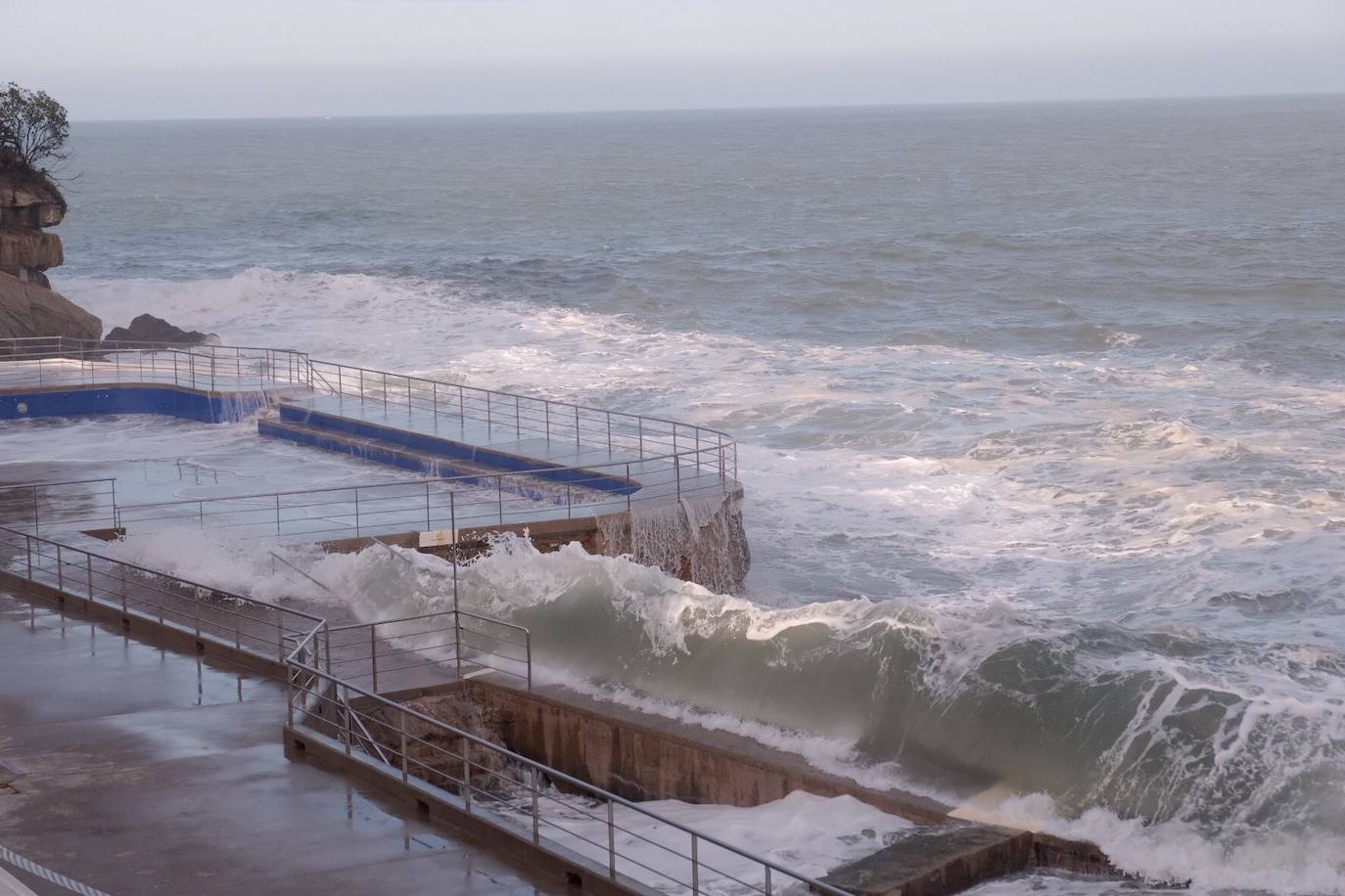 Fotos: El fuerte oleaje deja olas de hasta 8 metros en Asturias