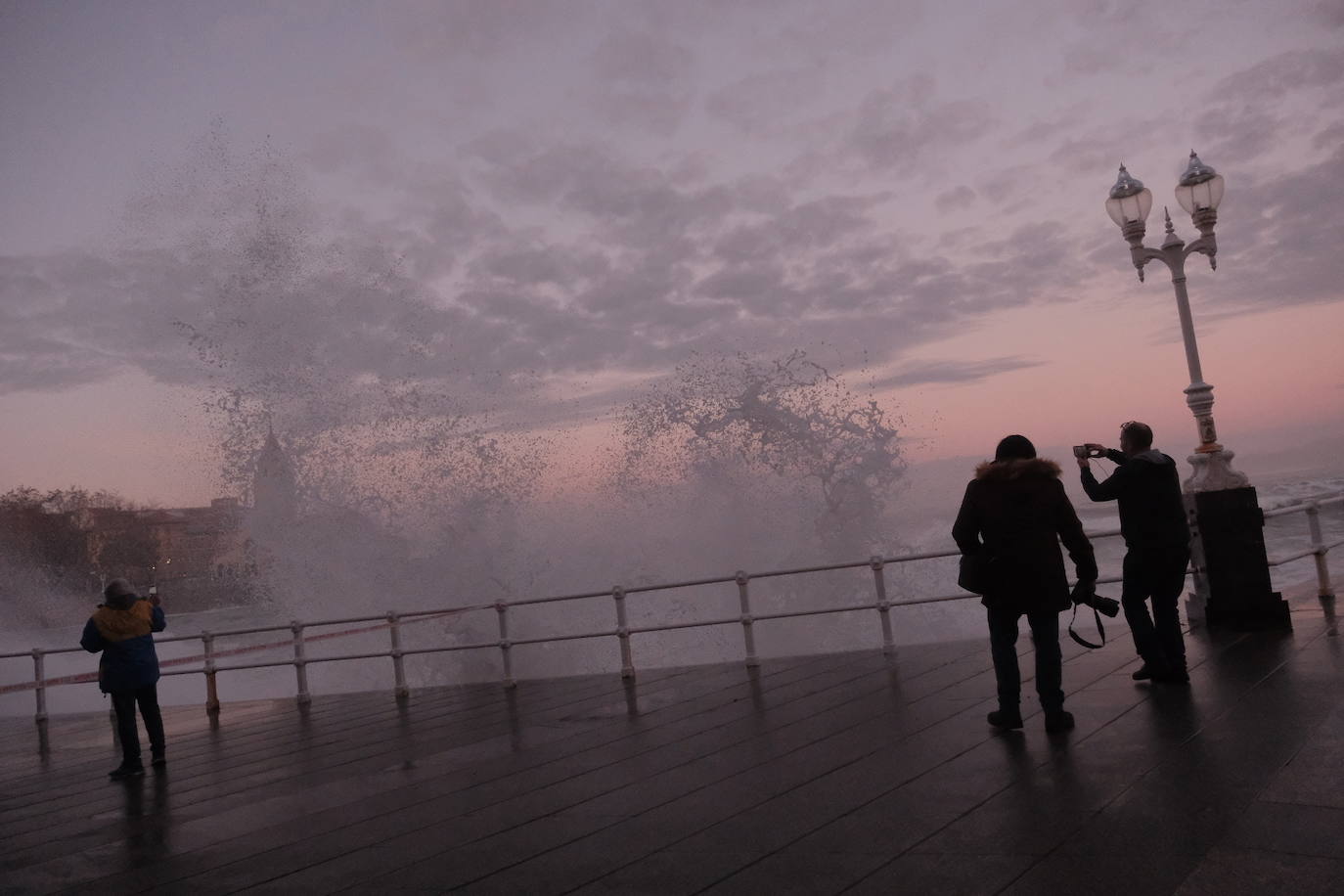 Fotos: El fuerte oleaje deja olas de hasta 8 metros en Asturias