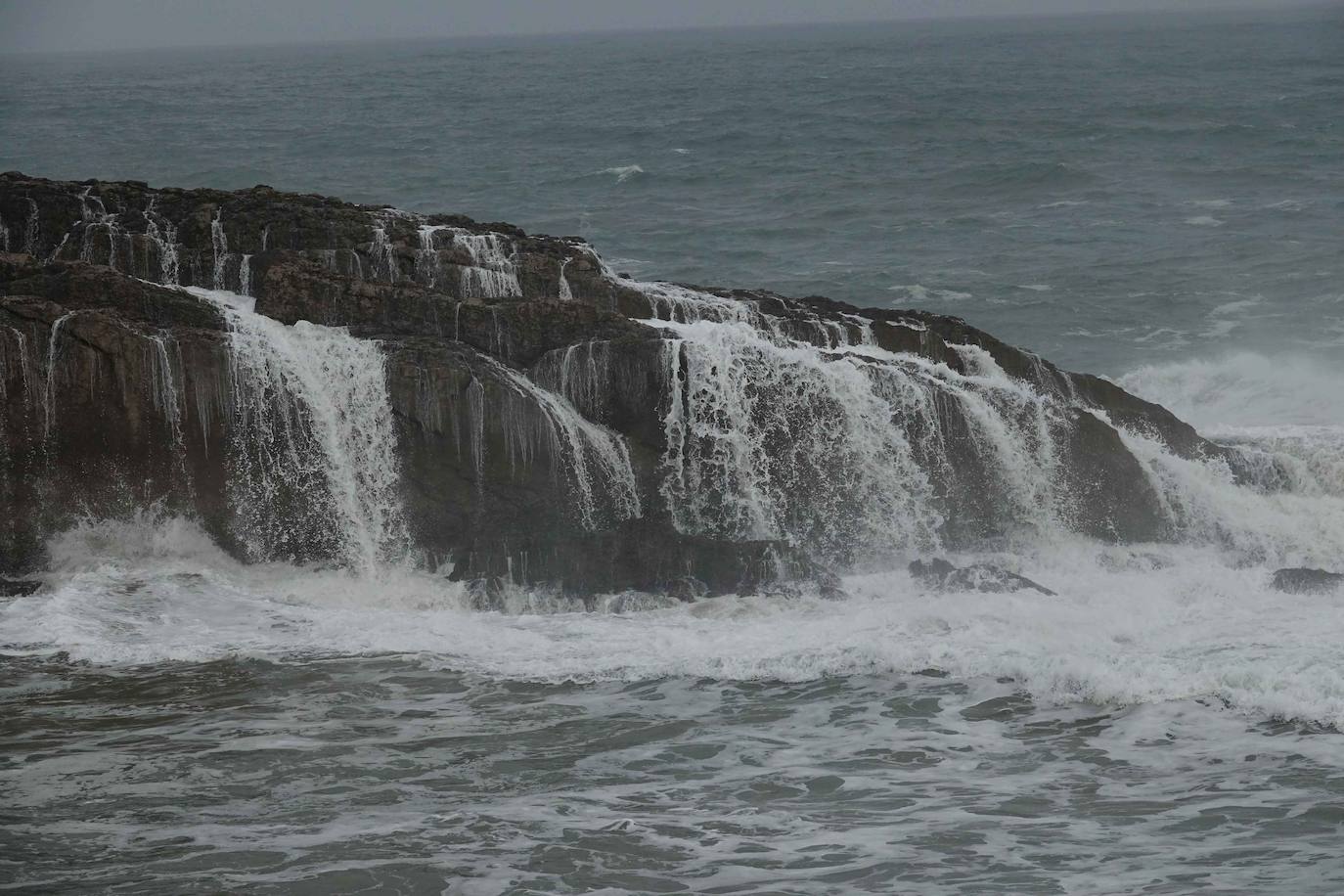 Fotos: El fuerte oleaje deja olas de hasta 8 metros en Asturias