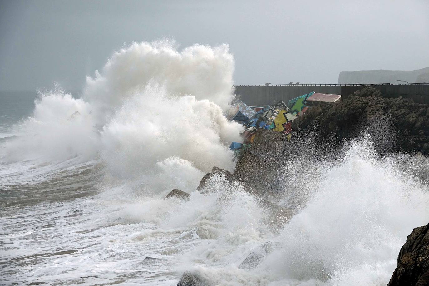 Fotos: El fuerte oleaje deja olas de hasta 8 metros en Asturias
