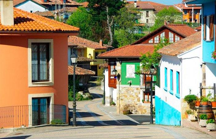 Torazo; un precioso pueblo en las montañas asturianas de apenas 100 habitantes. Un lugar donde se puede admirar su arquitectura rural, conservada exquisitamente con sus antiguos hórreos dando un plus belleza a este peculiar y maravilloso enclave.