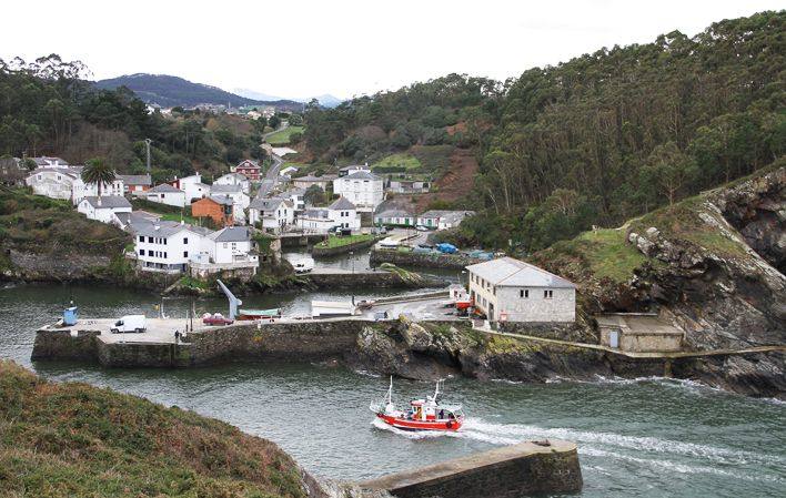 Viavélez; recóndita, casi secreta y humilde, esta villa del occidente asturiano ofrece paz, ambiente de puerto pesquero, buena cocina y mucha literatura