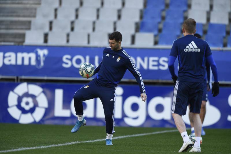 Los jugadores del Real Oviedo han preparado este jueves el encuentro del próximo sábado ante el Alcorcón en el estadio Carlos Tartiere. 