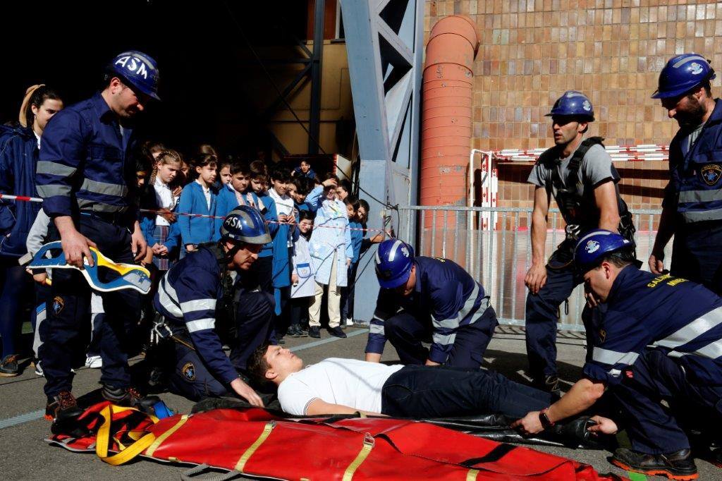 La Brigada Minera ha acudido este jueves al Colegio Nazaret de Oviedo para mostrar a los alumnos el trabajo que realizan. Los miembros del cuerpo simularon un descenso en tirolina con la colaboración de uno de los estudiantes.