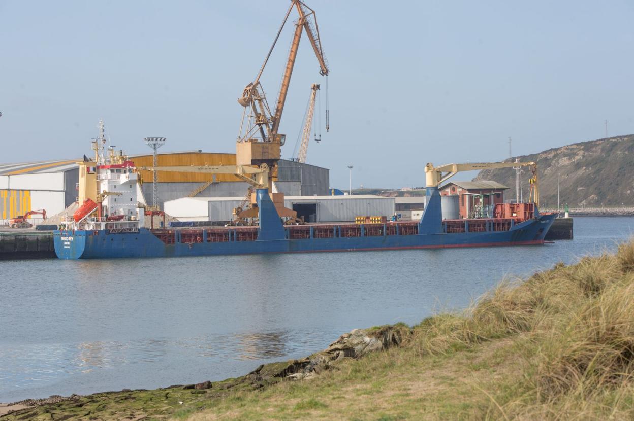 El mercante 'Tango Rey' aguarda la autorización para poder zarpar hacia Italia. 