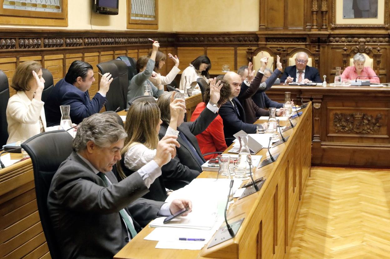 PP, Ciudadanos, Foro y Vox, votando a favor de la iniciativa sobre la Universidad Laboral. 