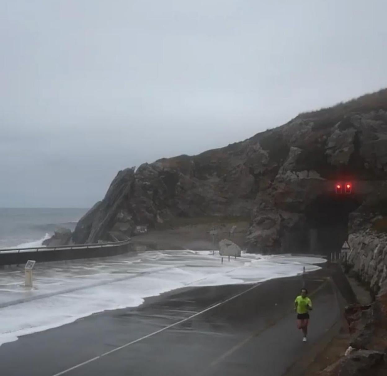 Las olas cubrieron la vía durante la jornada del martes. 