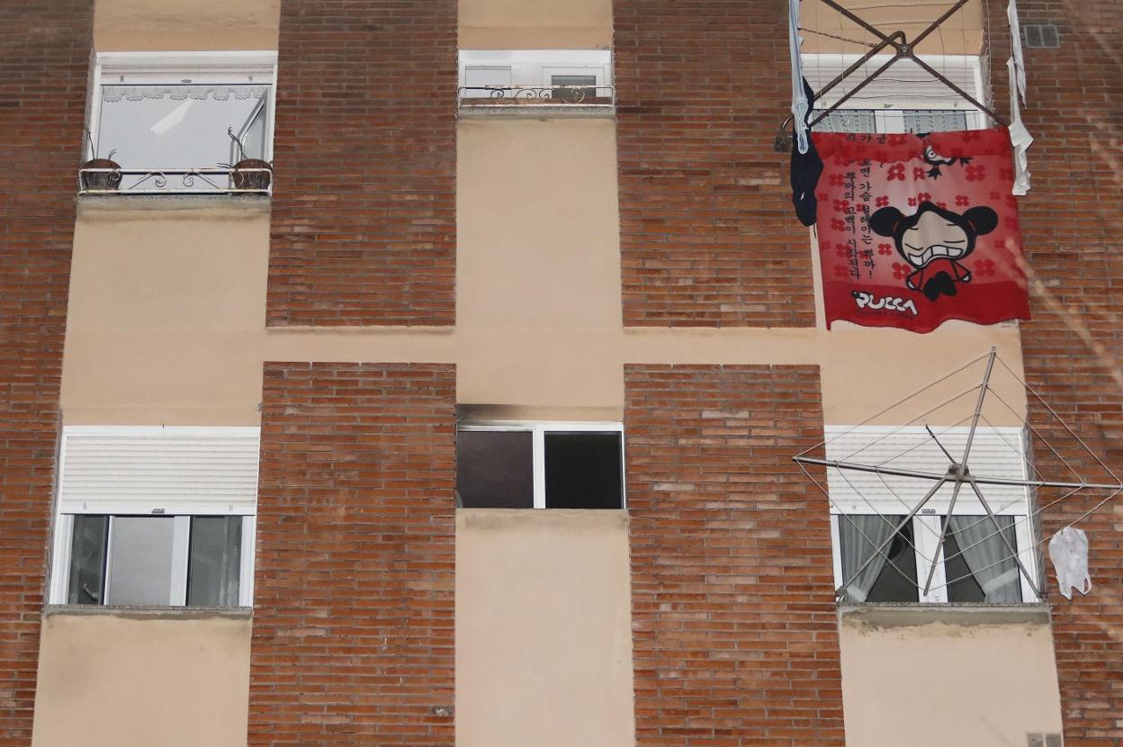 Una ventana, abajo a la derecha, dañada por el humo. 