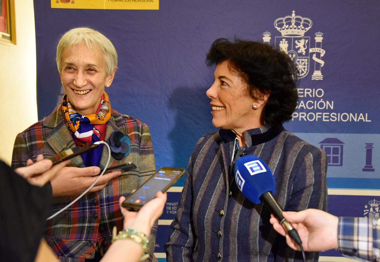 Carmen Suárez, consejera de Educación, junto a la ministra Isabel Celaá, tras el encuentro que ambas mantuvieron en Madrid. 
