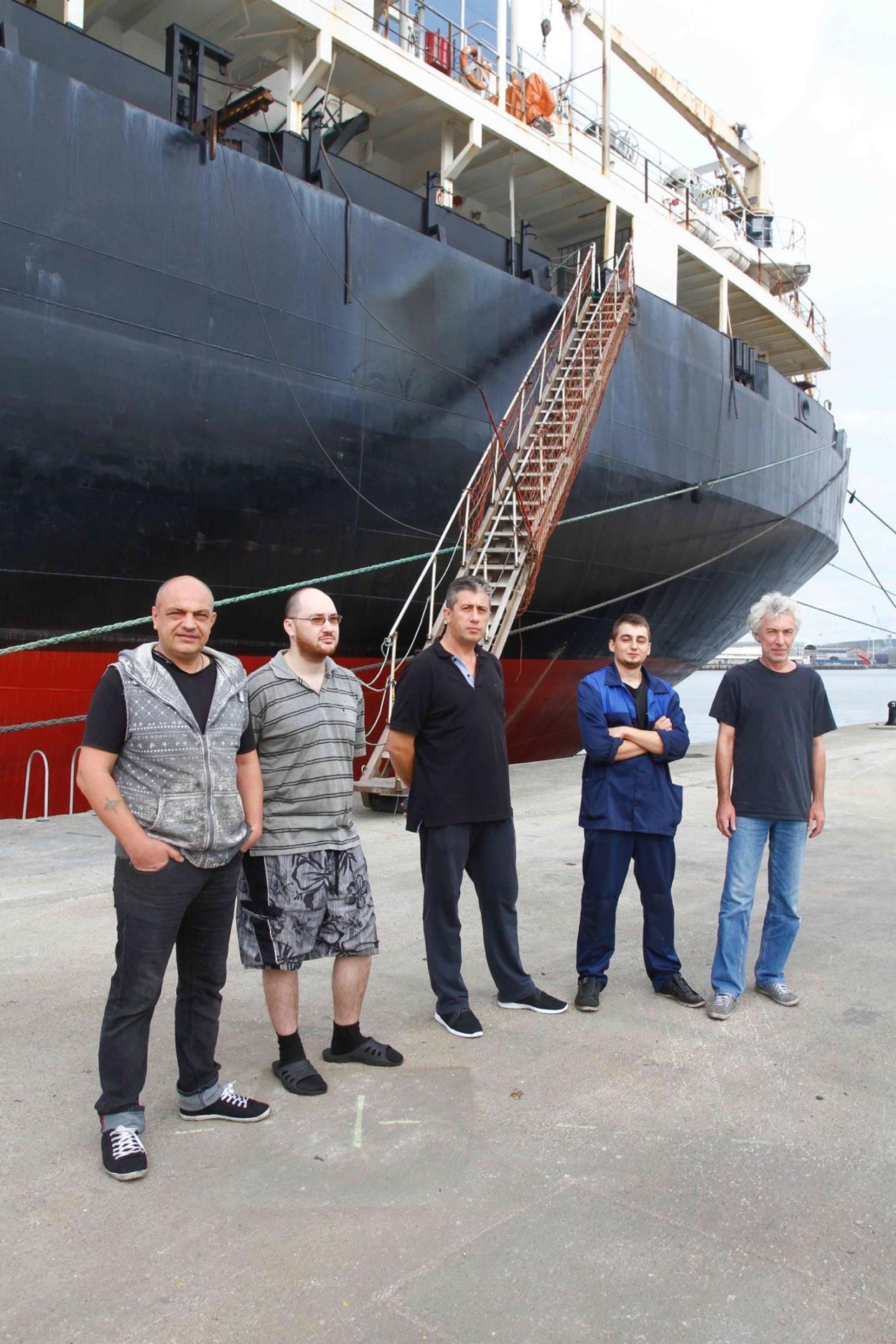 Parte de la tripulación del 'Severnaya Zemlya' en el muelle de Raíces. 